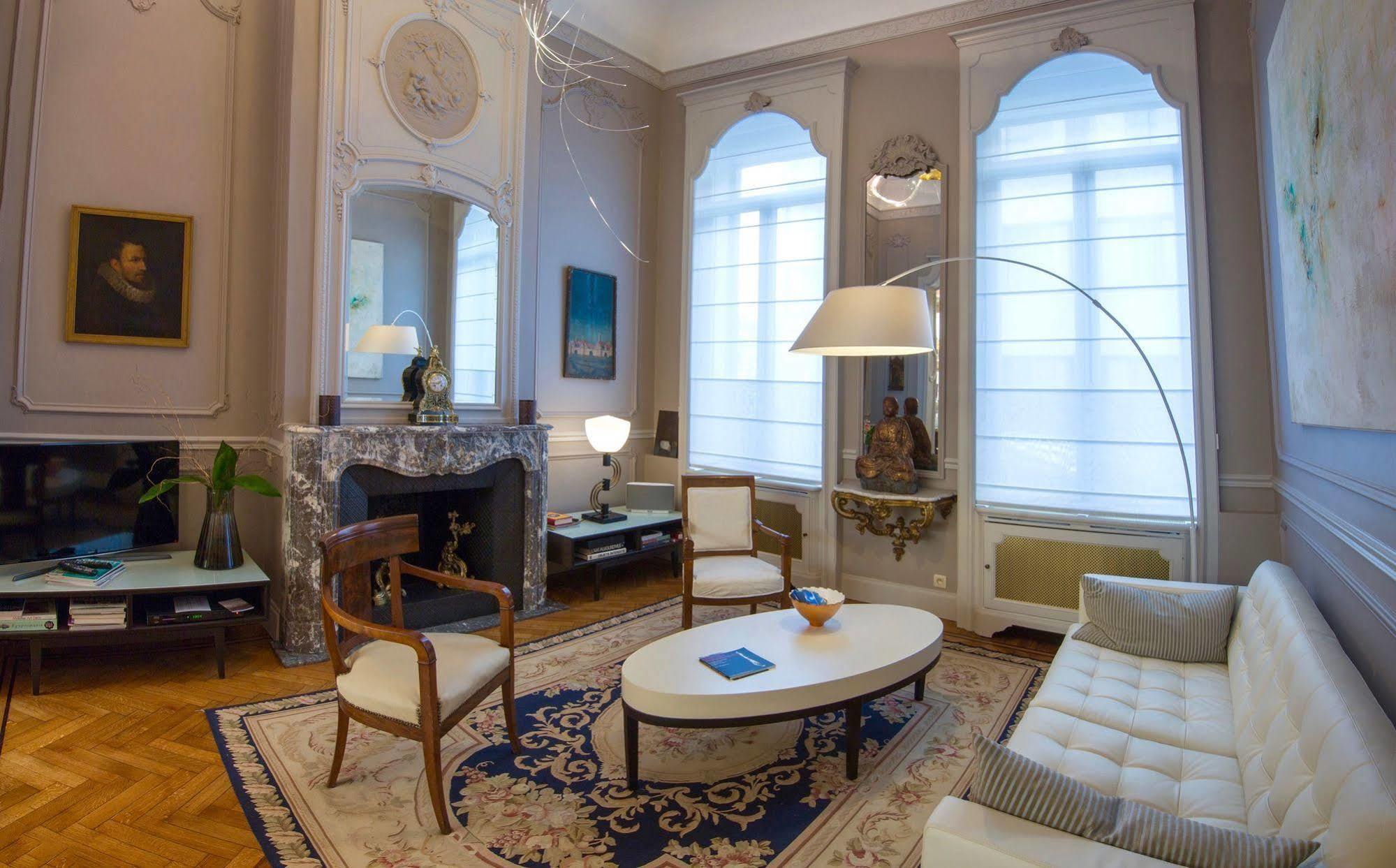 Louise Sur Cour Bed & Breakfast Saint-Gilles Bagian luar foto